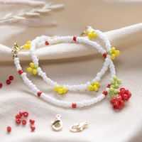 Un bracelet décoré de cerises et de citrons