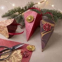 Cône de Noël décoratif en papier artisanal