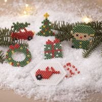 Voiture de Noël, sapin de Noël, couronne, lutin et cadeau, tous fabriqués avec les perles BioBeads