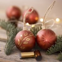 Boules de Noël décorées de peinture acrylique et de film décoratif