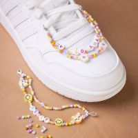 Un collier de perles en guise de décoration de chaussure
