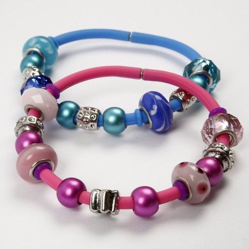 Des bracelets en siilicone avec des perles en verre