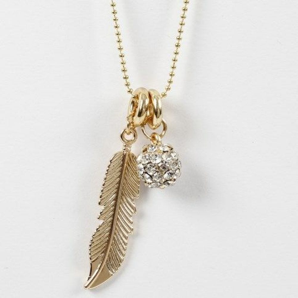 Un collier en chaîne de perles avec deux pendentifs: une plume en métal et une perle pierre de strass