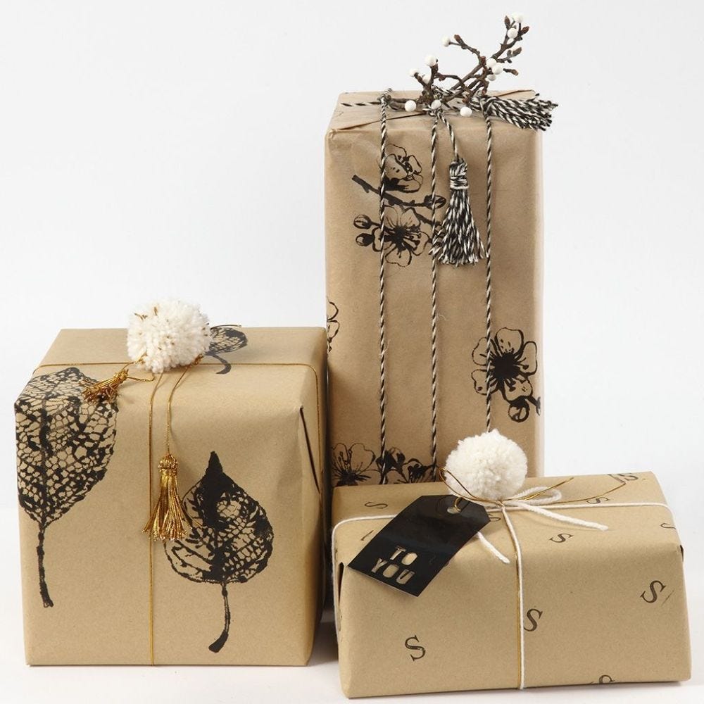 Emballage avec papier cadeau décoré de tirages