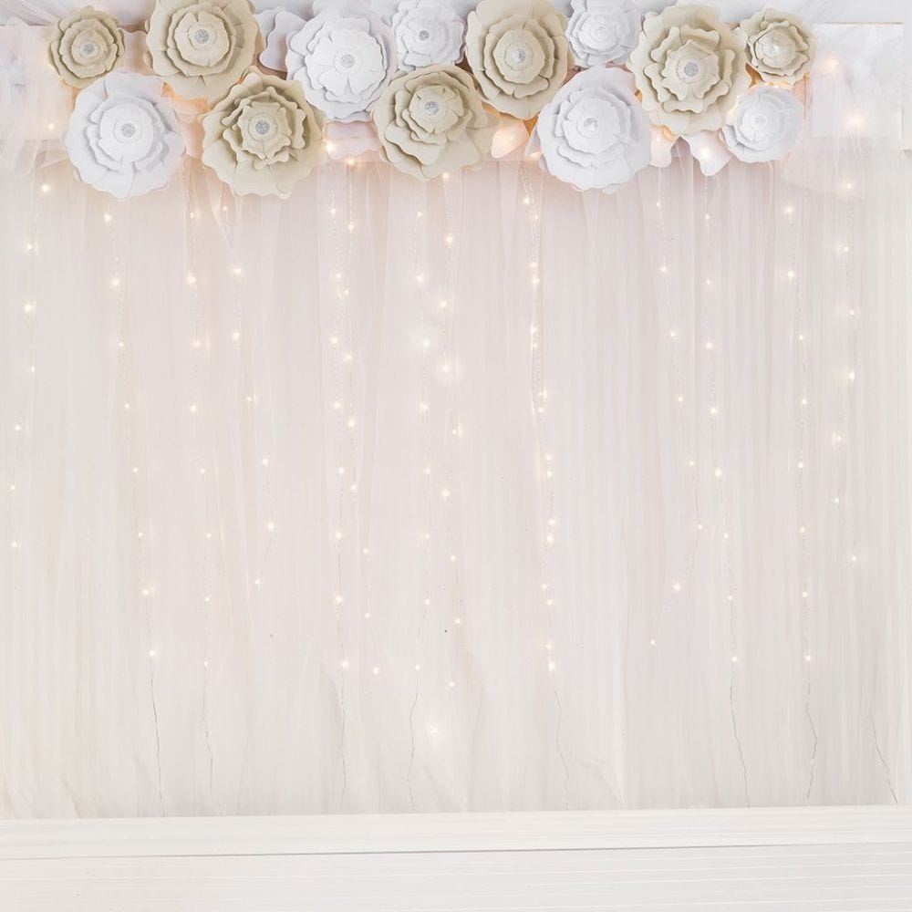 Des fleurs pour la décoration et une toile de fond pour des photos de fête