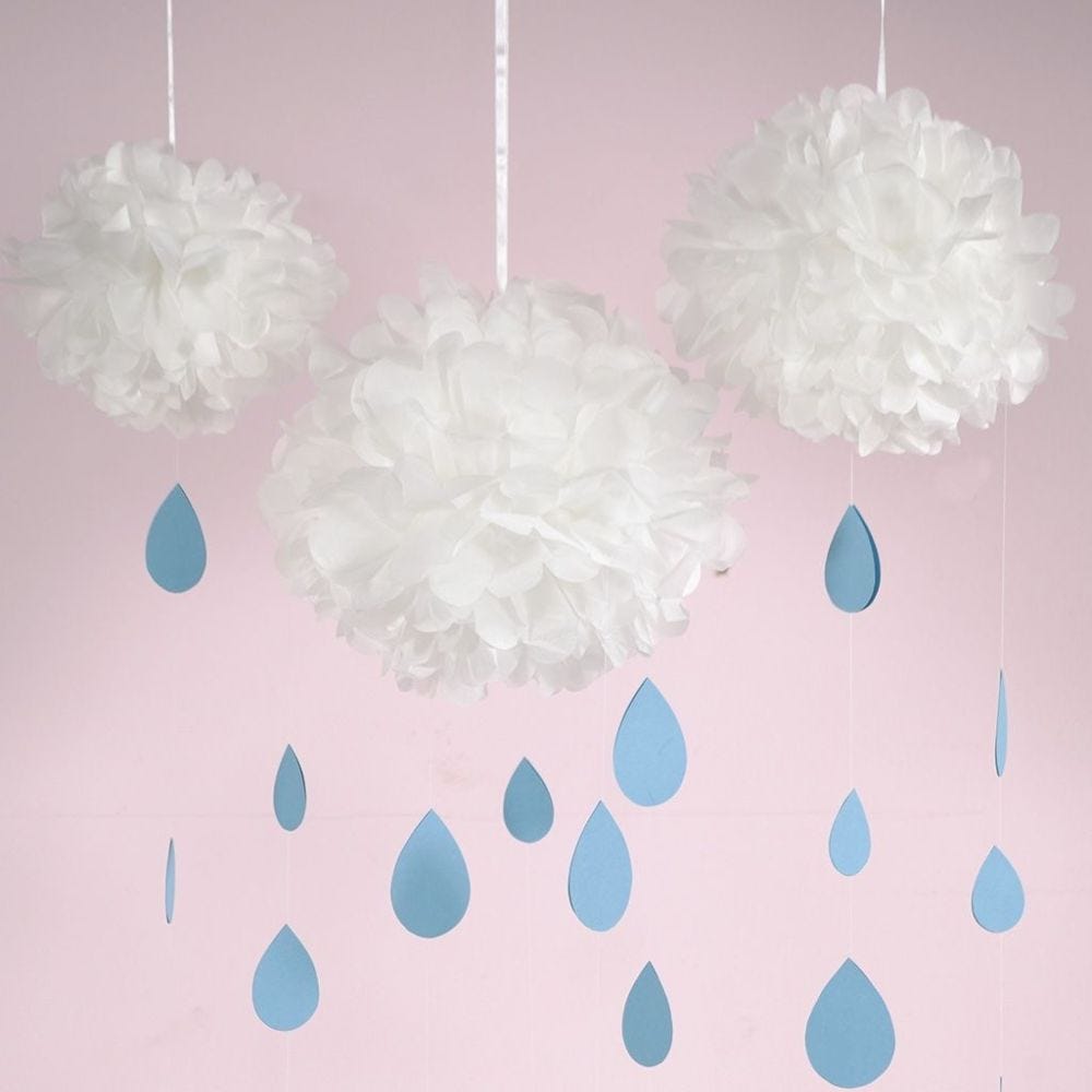 Un nuage fait avec un pompon en papier de soir et des gouttes en papier cartonné