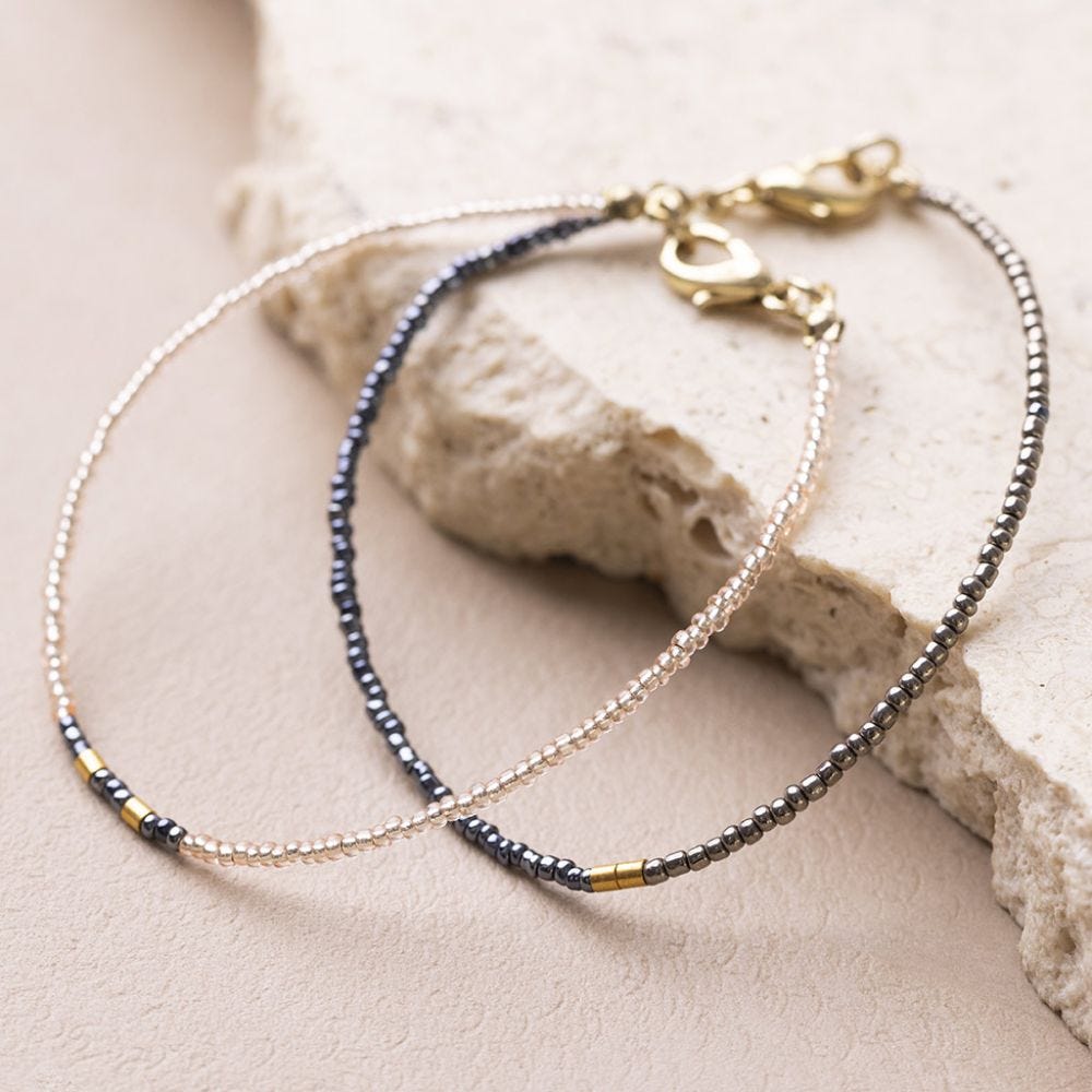 Des bracelets à motifs faits avec des perles de rocaille
