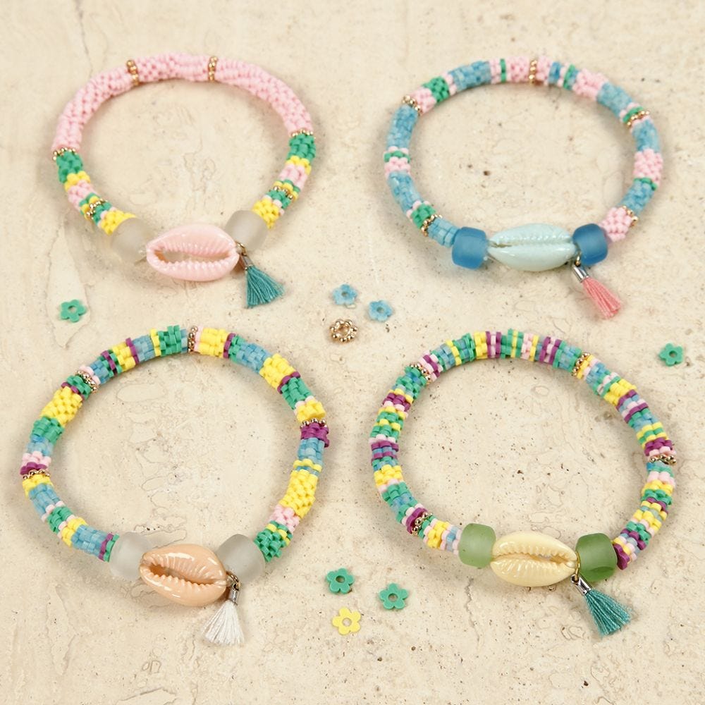 Bracelets avec des coquillages colorés et un pompon