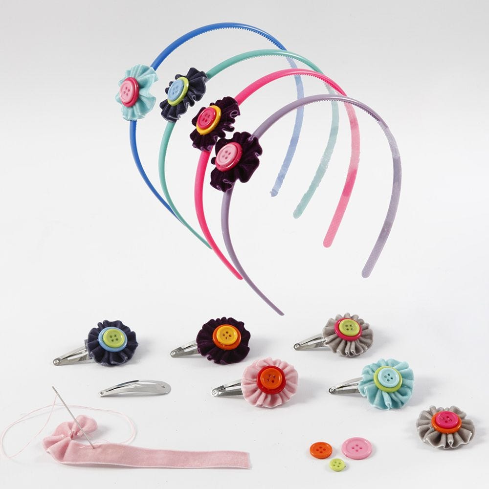 Des accessoires pour cheveux décorés de fleurs faites avec du ruban de velours et des boutons