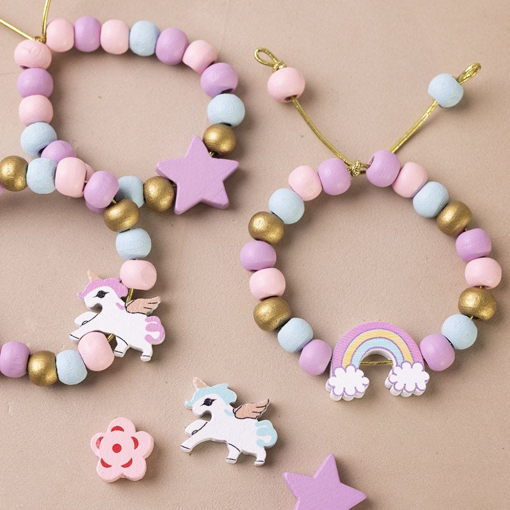 Bracelet élastique avec perles en bois de couleurs pastel