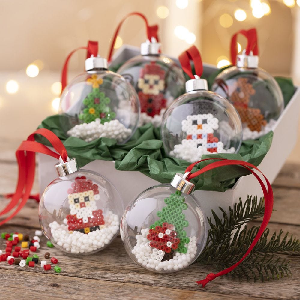 Des boules de Noël avec des figurines en perles