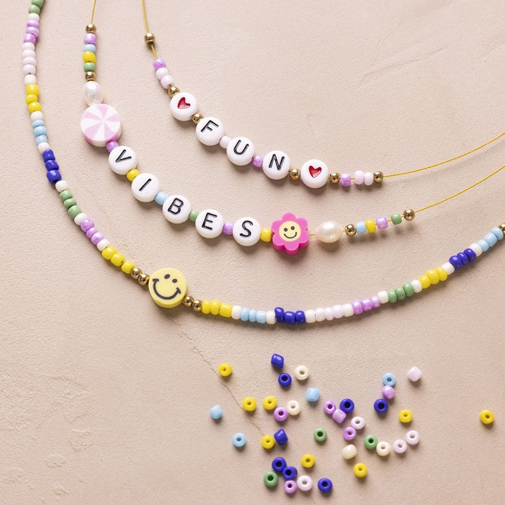Collier de perles avec lettres et figurines